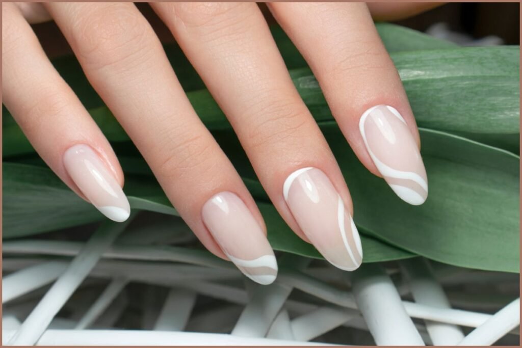 Nail Art Minimalista é que ela combina com tudo: looks casuais, de trabalho, festa... e ainda passa aquela imagem de mulher estilosa e antenada nas tendências.
