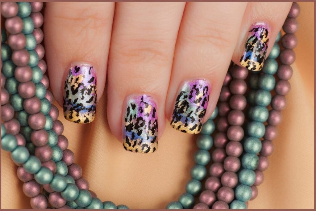 Unhas animal print, como o próprio nome sugere, são unhas decoradas com estampas que imitam peles de animais, como, por exemplo: leopardo, zebra, onça e até cobra. Esse tipo de design de unhas é muito versátil e tem uma pegada selvagem que mistura ousadia e sofisticação.