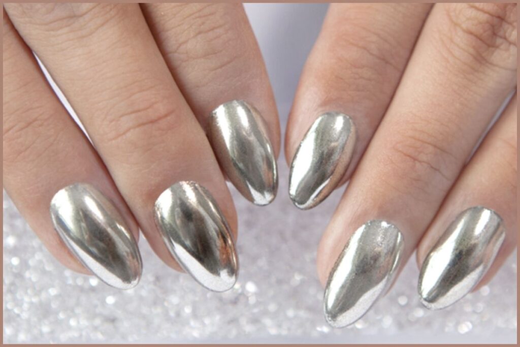 Os esmaltes prateados, dourados, e até mesmo os tons de azul metálico e roxo têm conquistado espaço nas tendências de 2025. Esse estilo é perfeito para quem deseja um visual futurista e cheio de personalidade.