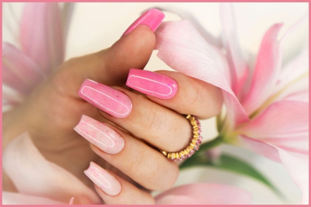 Unhas ombré são uma técnica de nail art que cria um efeito de gradiente suave, misturando duas ou mais cores de esmalte. O resultado é uma transição delicada entre as tonalidades, trazendo um visual sofisticado e criativo.
Diferente de outras tendências mais marcantes, essa técnica podem variar entre estilos discretos, perfeitos para o dia a dia, até composições mais ousadas, ideais para eventos especiais.