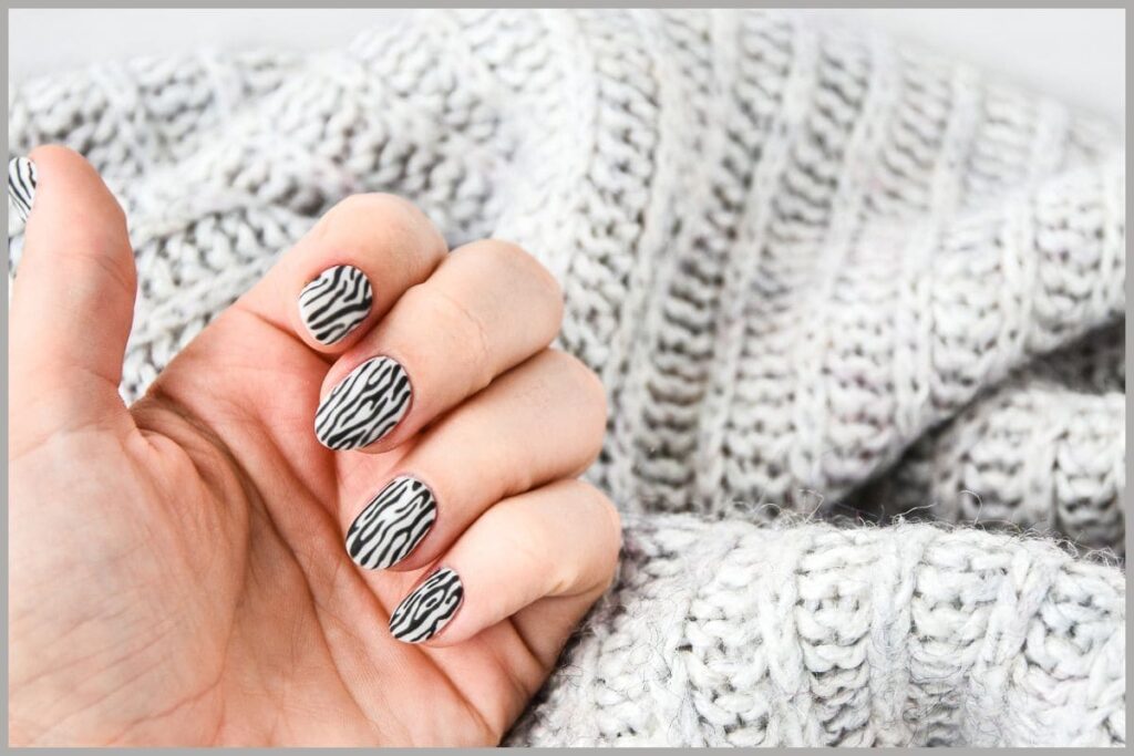 As unhas animal print têm o poder de transformar um visual simples em algo impactante. Não importa se você prefere um estilo mais discreto ou mais ousado, esse design pode ser adaptado para qualquer ocasião. O mais legal das unhas animal print é que elas são uma ótima maneira de expressar sua personalidade e, claro, dar aquele toque único ao seu look.