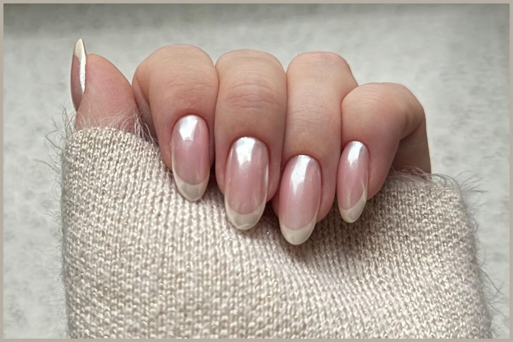 Unhas minimalistas são, basicamente, uma celebração do "menos é mais". Em vez de designs exagerados, com pedrinhas e brilhos, o minimalismo foca na elegância e simplicidade.