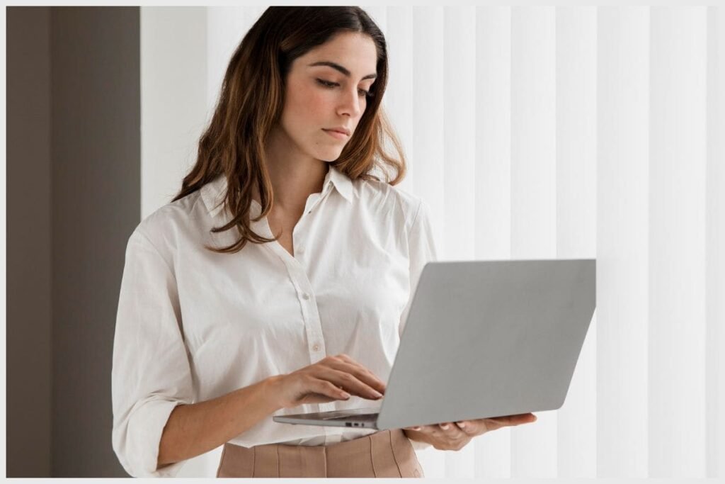 A camisa branca é um verdadeiro curinga de qualquer guarda-roupa e símbolo de sofisticação discreta. Combina com tudo — desde calças jeans em um look mais casual até saias midi em composições elegantes e refinadas.