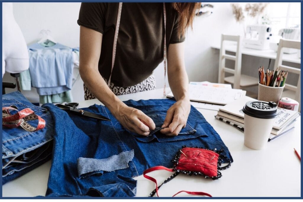 Reutilize e recicle: Transforma aquela camisa velha em algo novo! A customização é uma maneira criativa de reinventar peças.