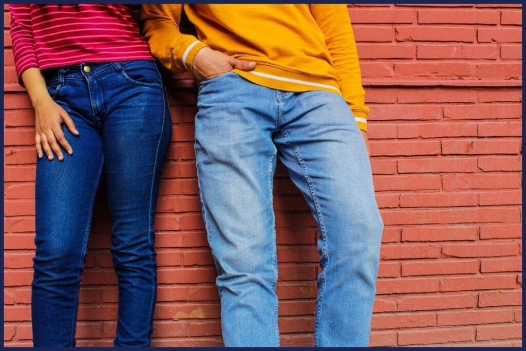 A calça jeans clássica é um verdadeiro ícone entre as peças atemporais. Modelos de corte reto, flare ou skinny, em lavagens médias ou escuras, combinam com praticamente tudo e funcionam em diversas ocasiões. Ela é o equilíbrio ideal entre estilo e conforto, sendo útil tanto para um dia de trabalho informal quanto para um passeio de fim de semana.