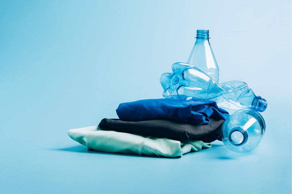 Poliéster reciclado: Obtido de garrafas PET recicladas.